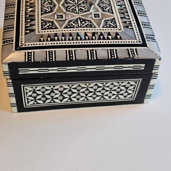 Vintage Mother of Pearl Inlay Wooden Trinket Jewelry Box made in Egypt - Picture 4 of 11
